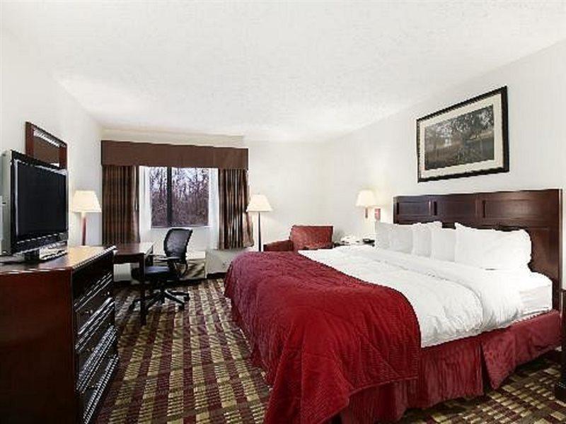 Baymont By Wyndham Boston Heights/Hudson Hotel Exterior photo